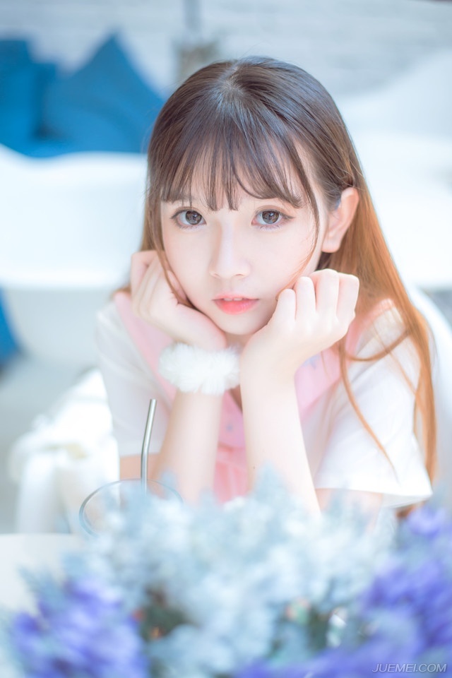 “让人进去探营，告诉他们，找到什么东西，都是他们的。”庞德皱了皱眉，挥手道，这条命令，自然是针对西域胡兵而下的。